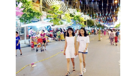 引人注目的越南芒街市商业步行街 ảnh 1 引人注目的越南芒街市商业步行街 ảnh 1
