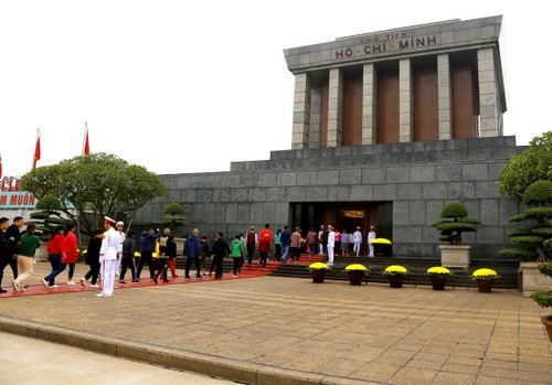 春节期间胡志明陵接待游客人数逾2.5万人次 ảnh 1 春节期间胡志明陵接待游客人数逾2.5万人次 ảnh 1