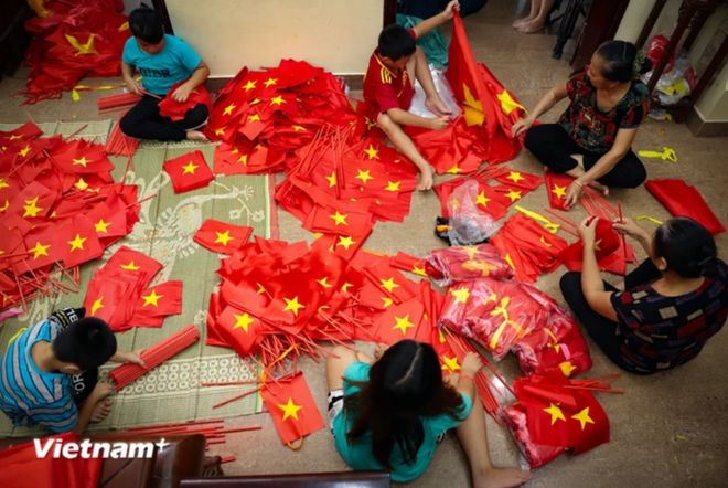 慈云村村民通过缝制国旗体现爱国情怀 ảnh 1 慈云村村民通过缝制国旗体现爱国情怀 ảnh 1