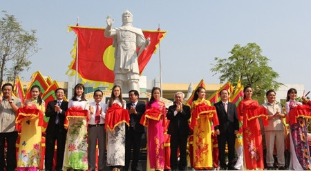 越南平定省举行光忠皇帝肖像落成典礼 ảnh 1 越南平定省举行光忠皇帝肖像落成典礼 ảnh 1