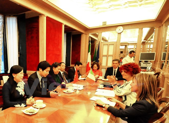 越南国会副主席丛氏放与意大利参议院副议长瓦莱里娅•费代利举行会谈 ảnh 1 越南国会副主席丛氏放与意大利参议院副议长瓦莱里娅•费代利举行会谈 ảnh 1