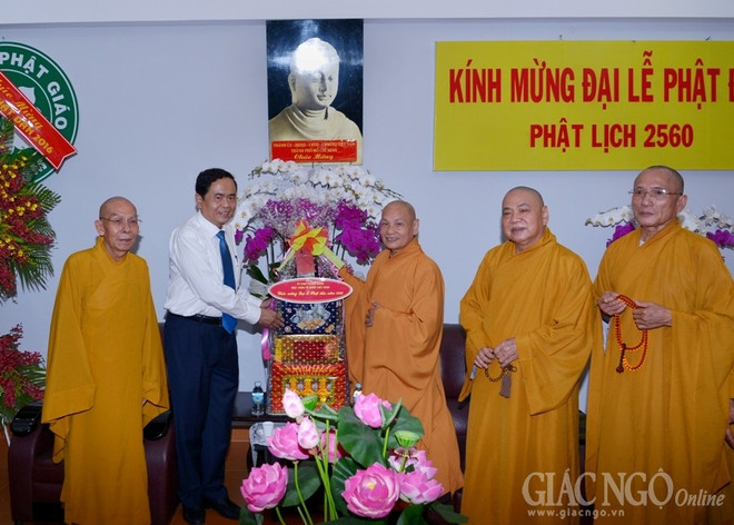 越南祖国阵线中央委员会领导佛诞节走访慰问胡志明市佛教界人士 ảnh 1 越南祖国阵线中央委员会领导佛诞节走访慰问胡志明市佛教界人士 ảnh 1