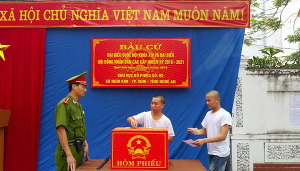 越南第十四届国会和各级人民议会代表换届选举投票活动在全国各地开始举行 ảnh 1 越南第十四届国会和各级人民议会代表换届选举投票活动在全国各地开始举行 ảnh 1