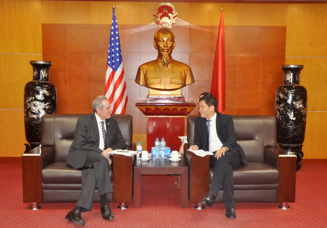 越南工商部长陈俊英会见美国商务代表迈克尔•弗罗曼 ảnh 1 越南工商部长陈俊英会见美国商务代表迈克尔•弗罗曼 ảnh 1