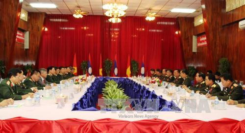 越南与老挝防长举行会谈 同意加强两国军队各领域的合作 ảnh 1