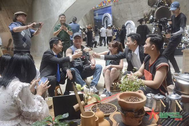 “世界咖啡发展史”专题展在得乐省盛大开展 ảnh 2 “世界咖啡发展史”专题展在得乐省盛大开展 ảnh 2