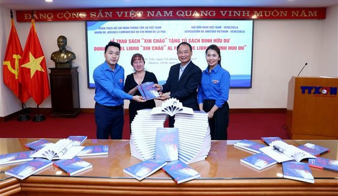 越通社共青团“丁有余书柜”项目接收委内瑞拉作者《Xin Chào》一书 ảnh 1 越通社共青团“丁有余书柜”项目接收委内瑞拉作者《Xin Chào》一书 ảnh 1