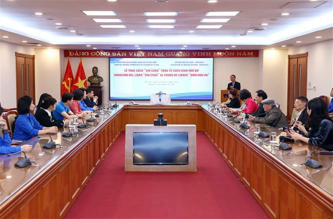 越通社共青团“丁有余书柜”项目接收委内瑞拉作者《Xin Chào》一书 ảnh 2 越通社共青团“丁有余书柜”项目接收委内瑞拉作者《Xin Chào》一书 ảnh 2