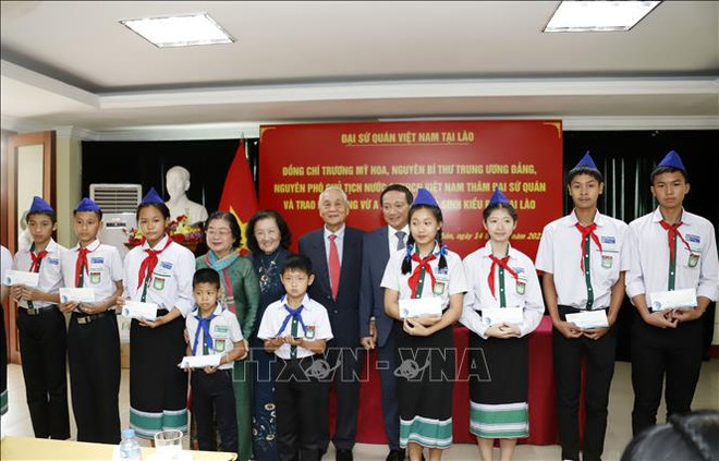 武阿丁助学基金为旅居老挝越侨子女发放助学金 ảnh 1