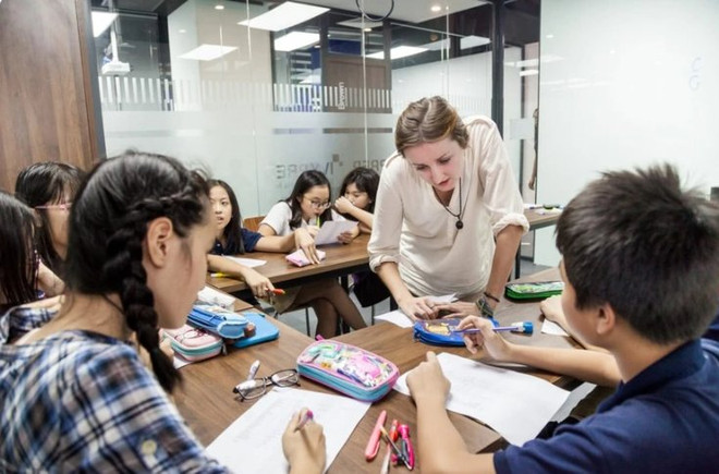 越南对教授英语的外国人推出培训计划 ảnh 1