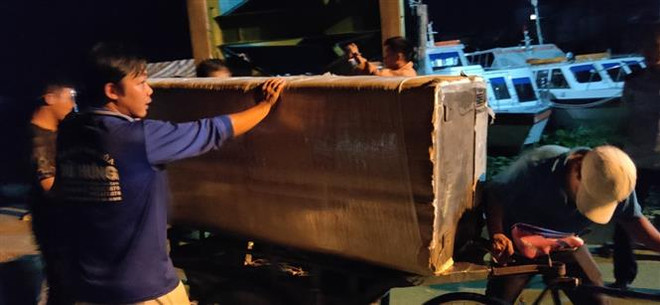 安江省公安力量扣押装满从柬埔寨走私的旧制冷家电的船只 ảnh 2