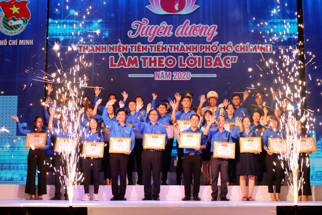 胡志明主席诞辰130周年:河内和胡志明市数百名优秀青年受表彰 ảnh 2 胡志明主席诞辰130周年:河内和胡志明市数百名优秀青年受表彰 ảnh 2