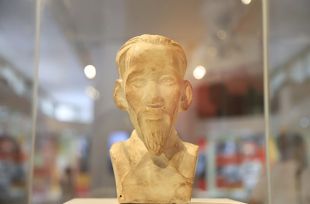 胡志明主席诞辰130周年：由昆岛监狱里的共产主义战士暗藏的胡志明主席半身雕像首次对外展出 ảnh 1