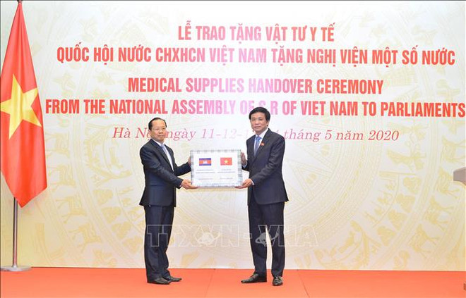越南国会向世界多国议会捐赠医疗物资 ảnh 1 越南国会向世界多国议会捐赠医疗物资 ảnh 1