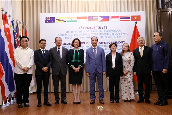 越南象征性地将防疫物资移交给8个国家 ảnh 1 越南象征性地将防疫物资移交给8个国家 ảnh 1
