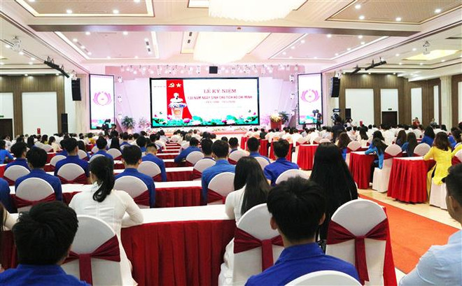 全国各地举行胡志明主席诞辰130周年纪念活动 ảnh 1 全国各地举行胡志明主席诞辰130周年纪念活动 ảnh 1