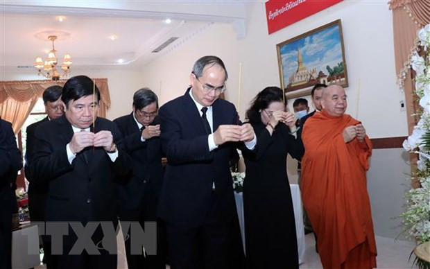 越南党和国家出席原老挝总理西沙瓦·乔本潘大将吊唁仪式 ảnh 3 越南党和国家出席原老挝总理西沙瓦·乔本潘大将吊唁仪式 ảnh 3