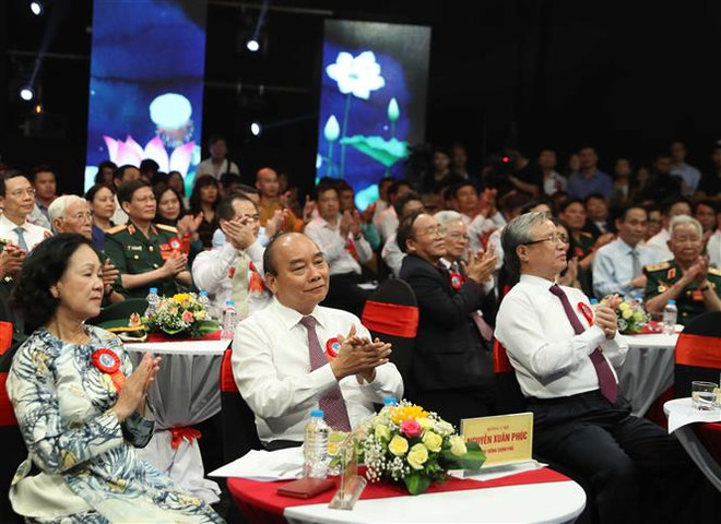 阮春福总理:学习和践行胡志明道德榜样是将越南建设成为“与五大洲强国并驾齐驱”国家切合实际的举措 ảnh 2 阮春福总理:学习和践行胡志明道德榜样是将越南建设成为“与五大洲强国并驾齐驱”国家切合实际的举措 ảnh 2