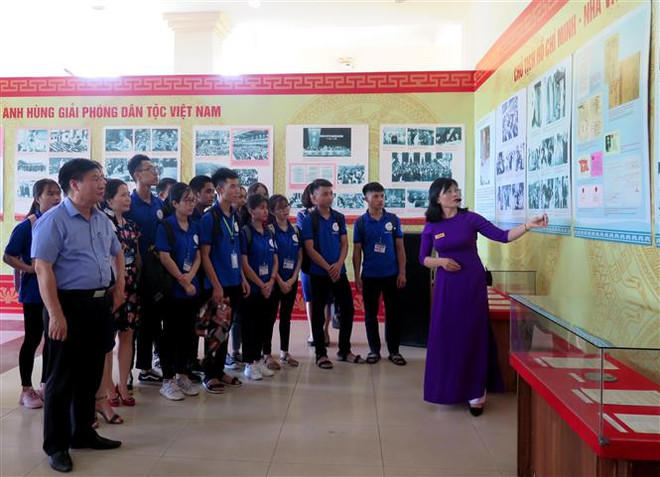 胡志明主席诞辰130周年：题为“胡志明主席——越南民族解放英雄、杰出的文化家”图片展在太原省举行 ảnh 2