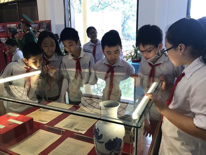 胡志明主席诞辰130周年:越南多地举办关于胡伯伯和革命战士的图片资料展活动 ảnh 2 胡志明主席诞辰130周年:越南多地举办关于胡伯伯和革命战士的图片资料展活动 ảnh 2