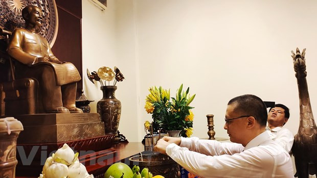 胡志明主席诞辰130周年:旅居柬埔寨越南人上香缅怀胡志明主席 ảnh 2 胡志明主席诞辰130周年:旅居柬埔寨越南人上香缅怀胡志明主席 ảnh 2