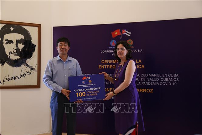 越南企业向古巴新冠肺炎疫情防控一线医务人员送上100吨大米 ảnh 1
