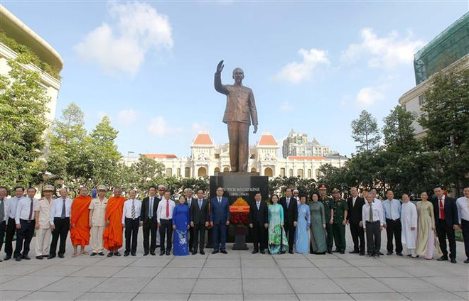 胡志明市市委书记敬香缅怀胡志明主席 ảnh 2 胡志明市市委书记敬香缅怀胡志明主席 ảnh 2