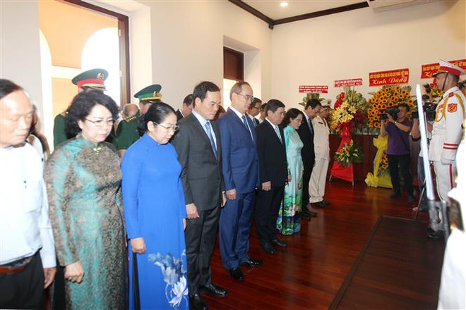 胡志明市市委书记敬香缅怀胡志明主席 ảnh 1 胡志明市市委书记敬香缅怀胡志明主席 ảnh 1
