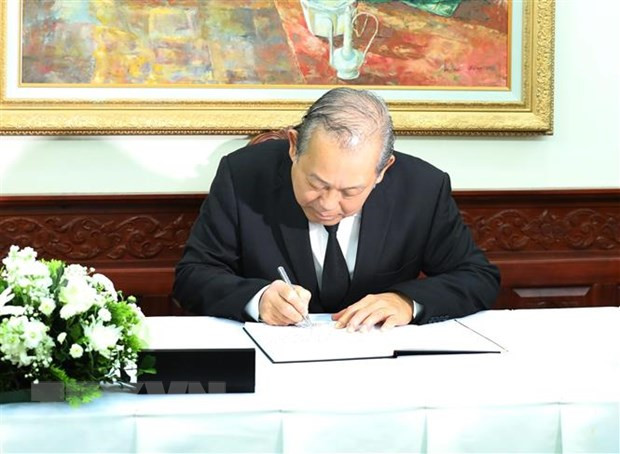 越南党和国家出席原老挝总理西沙瓦·乔本潘大将吊唁仪式 ảnh 2 越南党和国家出席原老挝总理西沙瓦·乔本潘大将吊唁仪式 ảnh 2