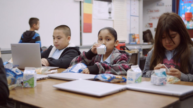 越南乳制品公司向美国民众捐赠2.3万升牛奶 ảnh 1 越南乳制品公司向美国民众捐赠2.3万升牛奶 ảnh 1