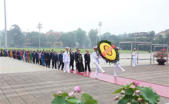 胡志明主席诞辰130周年:国会代表在出席第九次会议前夕拜谒胡志明主席陵 ảnh 1 胡志明主席诞辰130周年:国会代表在出席第九次会议前夕拜谒胡志明主席陵 ảnh 1