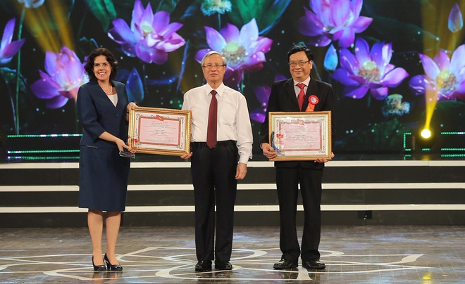 古巴诗人在“学习和践行胡志明思想、道德、作风”文学、艺术和新闻作品创作宣传比赛中荣获特别奖 ảnh 3