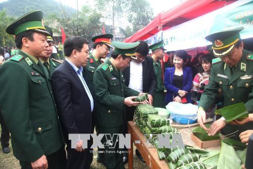 边境军民迎新春：增添新春喜气 浓浓军民情谊 ảnh 1