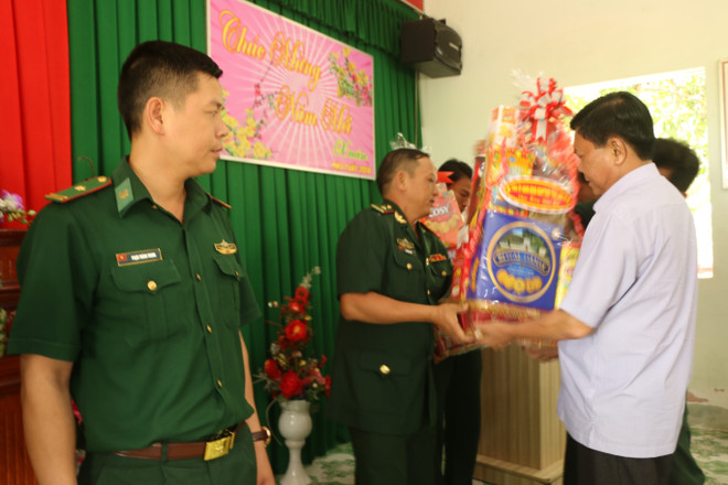 越南各地举行春节见面会 向武装力量和越南侨胞拜年 ảnh 1 越南各地举行春节见面会 向武装力量和越南侨胞拜年 ảnh 1