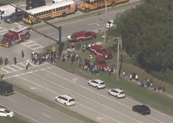 越南国家和政府领导人就美国佛罗里达州一所高中发生枪击案致多人伤亡向美总统特朗普致慰问电 ảnh 1