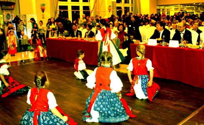 海外越南侨胞迎新活动纷纷举行 ảnh 1  海外越南侨胞迎新活动纷纷举行 ảnh 1