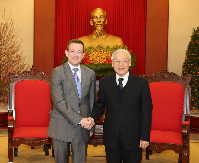 越共中央总书记阮富仲会见法国驻越南大使贝特兰•洛尔拉里 ảnh 1 越共中央总书记阮富仲会见法国驻越南大使贝特兰•洛尔拉里 ảnh 1