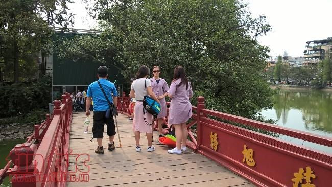 河内玉山祠准备外袍供游客免费借用 ảnh 1 河内玉山祠准备外袍供游客免费借用 ảnh 1