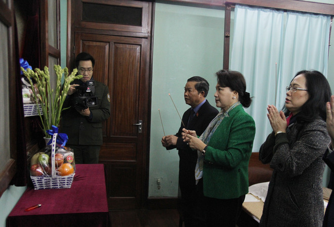 国会主席阮氏金银敬香缅怀胡志明主席 ảnh 1 国会主席阮氏金银敬香缅怀胡志明主席 ảnh 1