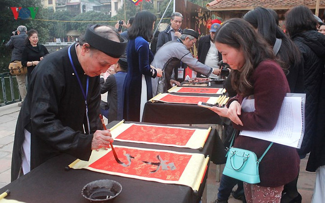 丰富多彩的2018年戊戌春节迎春文化艺术活动举行 ảnh 1