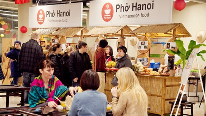 第三次越南街头美食节吸引众多俄罗斯友人和旅俄越南人前来参观品尝 ảnh 1 第三次越南街头美食节吸引众多俄罗斯友人和旅俄越南人前来参观品尝 ảnh 1