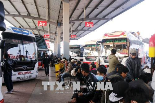 在老打工的越南人踊跃回国过年 ảnh 1