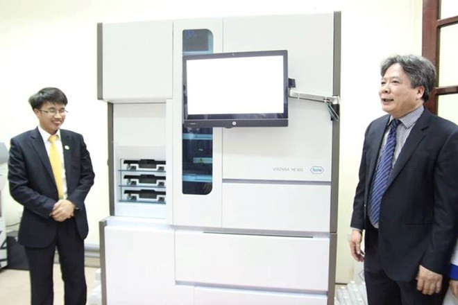 越德医院启用现代化疾病自动化验机 ảnh 1
