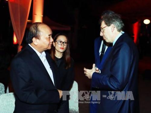 越南政府总理阮春福突然出现在“2017年越南潜在之美”晚会并同外国商界人士亲切交流 ảnh 1 越南政府总理阮春福突然出现在“2017年越南潜在之美”晚会并同外国商界人士亲切交流 ảnh 1
