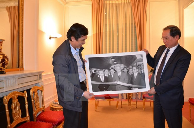 越通社为在法举办的图片展提供珍贵资料 ảnh 1