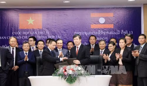 老挝总理通伦·西苏里高度评价老越两国财政部的合作 ảnh 1