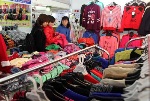 2015年越南服装展销会备受欢迎 ảnh 1 2015年越南服装展销会备受欢迎 ảnh 1