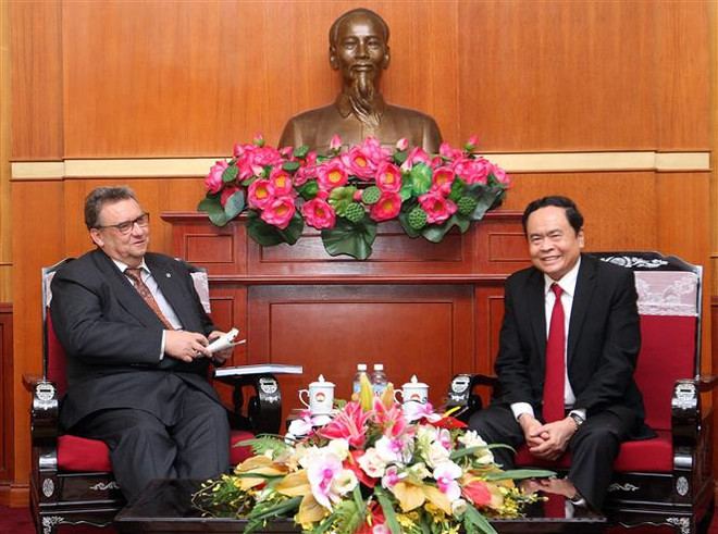 越南祖国阵线中央委员会主席陈青敏会见芬兰新任驻越大使 ảnh 2