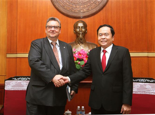 越南祖国阵线中央委员会主席陈青敏会见芬兰新任驻越大使 ảnh 1