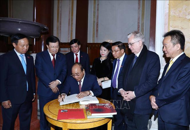 越南政府总理阮春福造访俄罗斯圣彼得堡 ảnh 1  越南政府总理阮春福造访俄罗斯圣彼得堡 ảnh 1